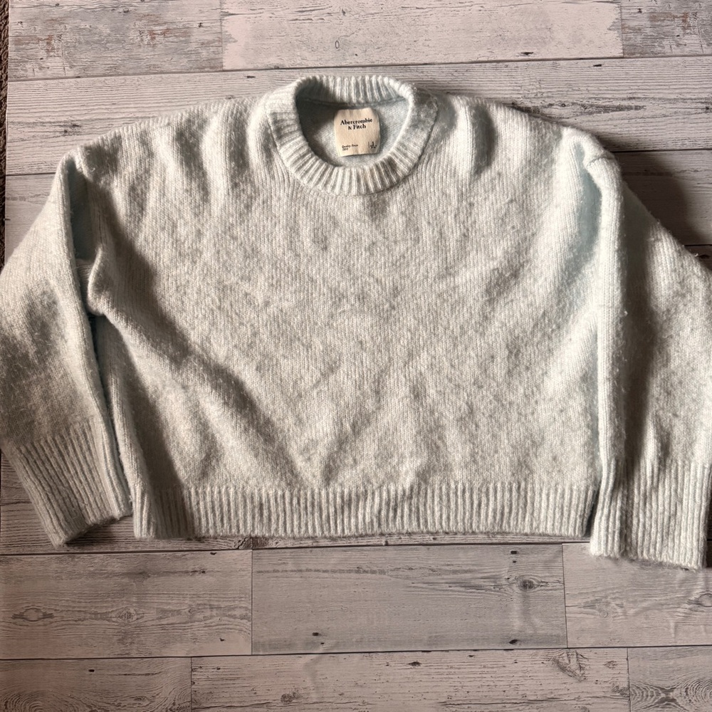 Abercrombie & Fitch Women's pale blue cropped sweater